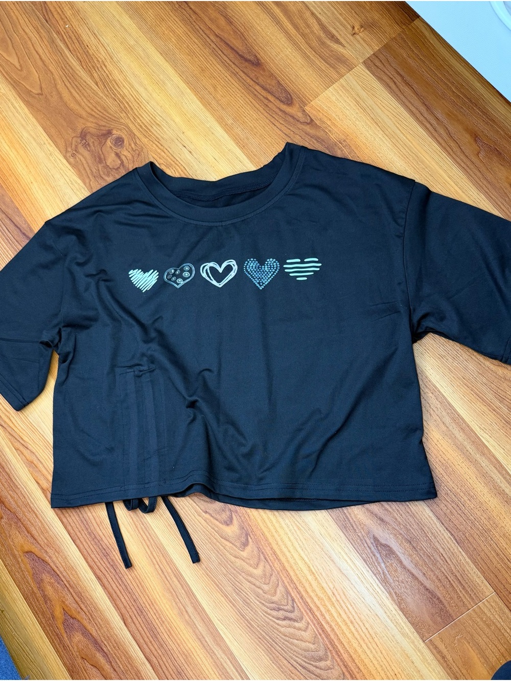 Black Heart Print Cropped Tee with Drawstring